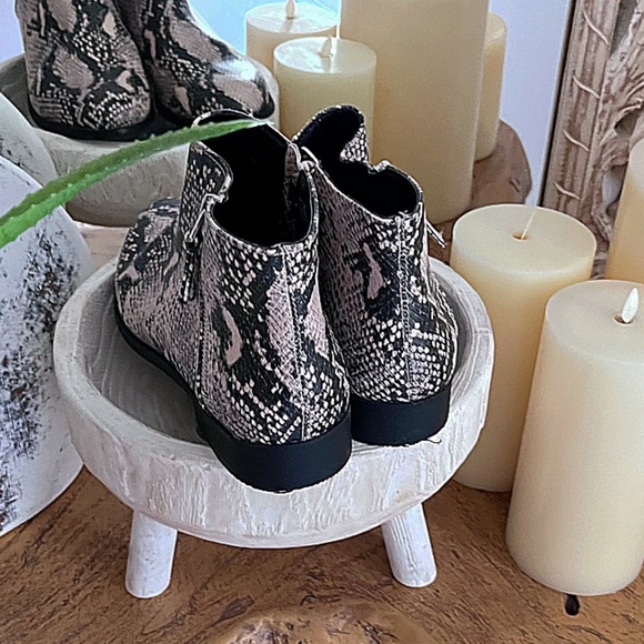 SNAKE SKIN ANKLE BOOTIES WITH ZIPPER โจโจ๐ - Picture 2 of 8